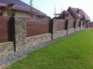 Galeria ogrodzeniaGaleria ogrodzenia Ogrodzenia i elewacje kamienne toruń bydgoszcz -  Ogrodzenie mur kamienny z drewnianymi panelami